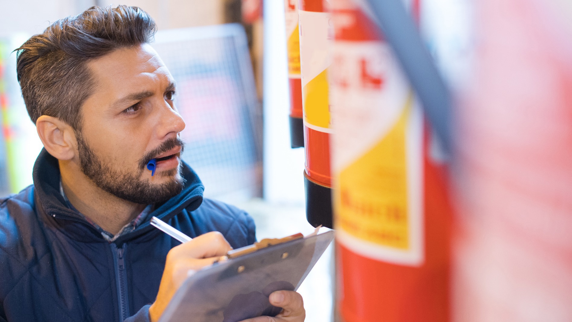 Man die de brandveiligheid controleert