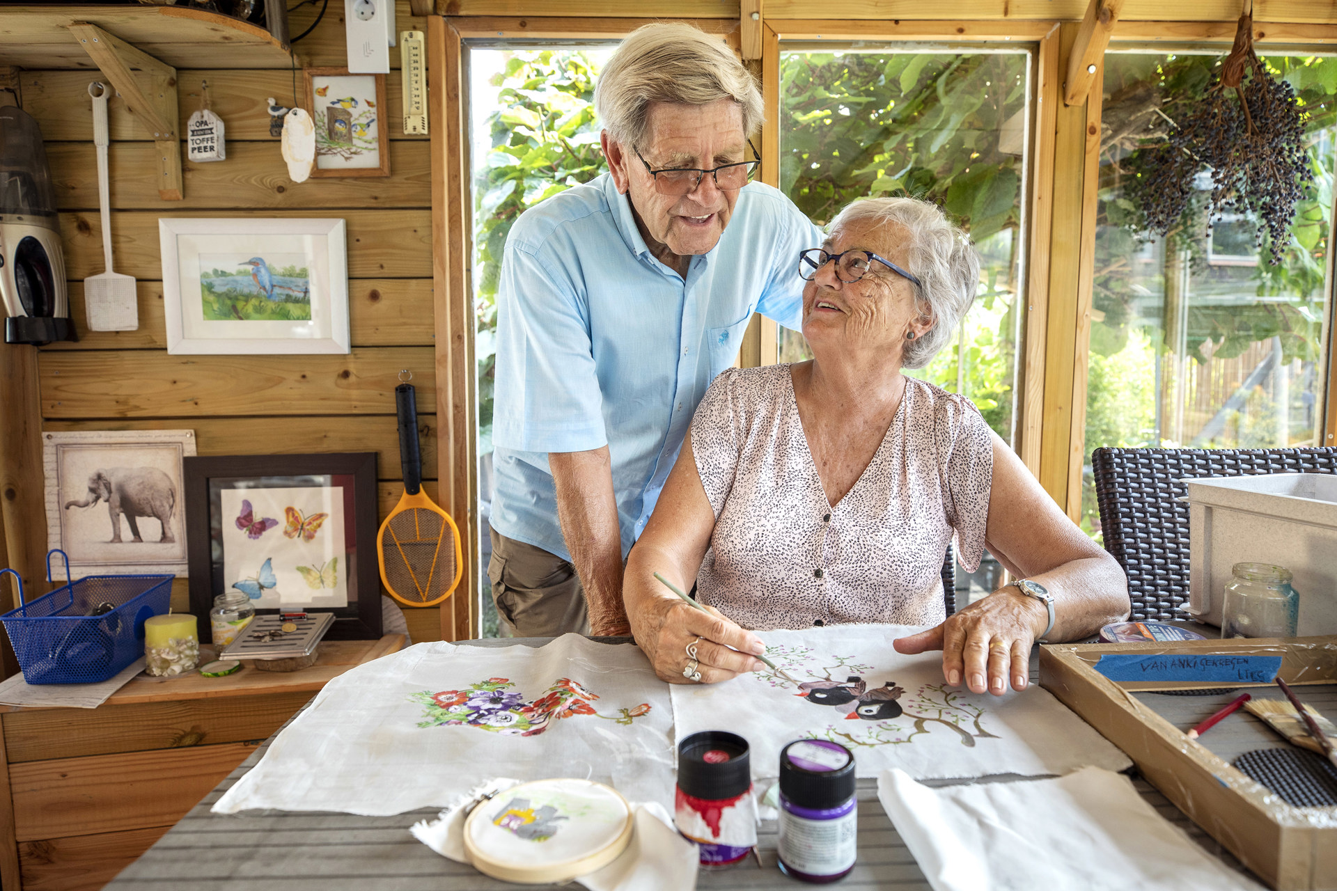 Ouder echtpaar samen in woning