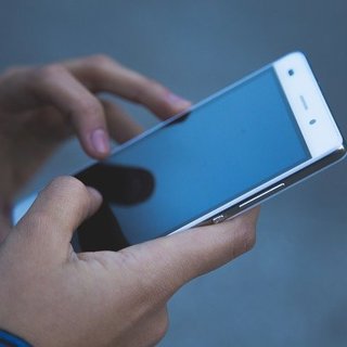 Smartphone in handen