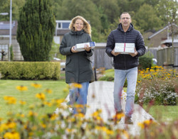 Burendag met medewerkers Woonwaarts die taart brengen in Druten 2024