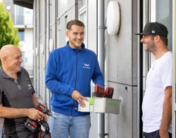 Medewerkers van Woonwaarts bij appartement van bewoner